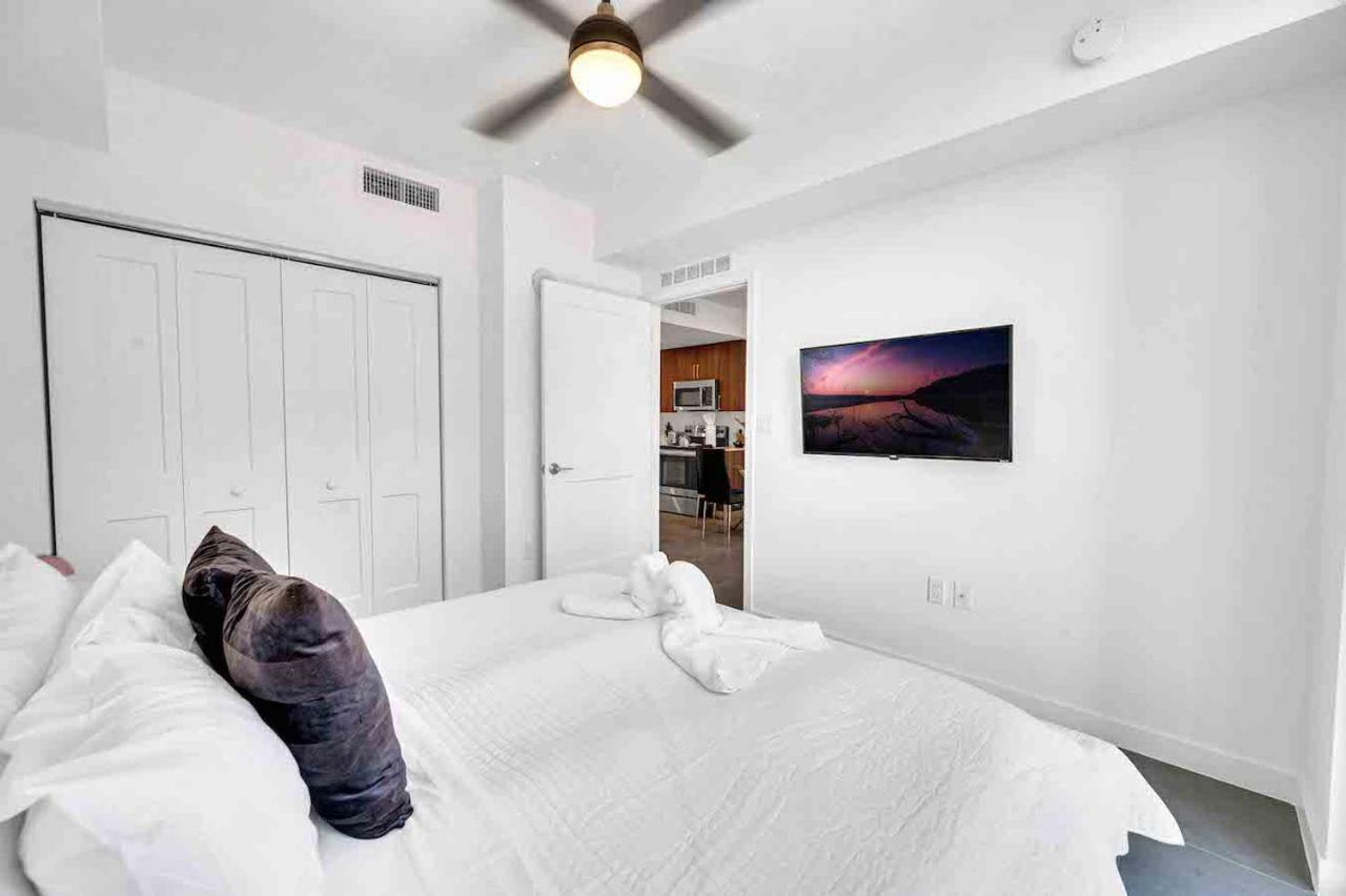 Charming In The Heart Of Downtown With Free Parking Apartment
